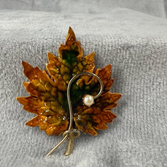 Vintage Maple Leaf Brooch With Gold-Tone Metal & Enamel Finish Pearl Accent - Picture 15 of 16
